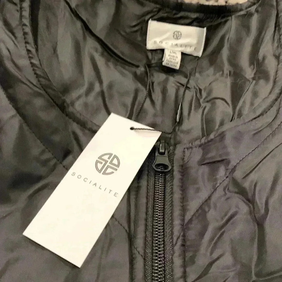 Socialite Quilted Vest - Picture 4 of 4